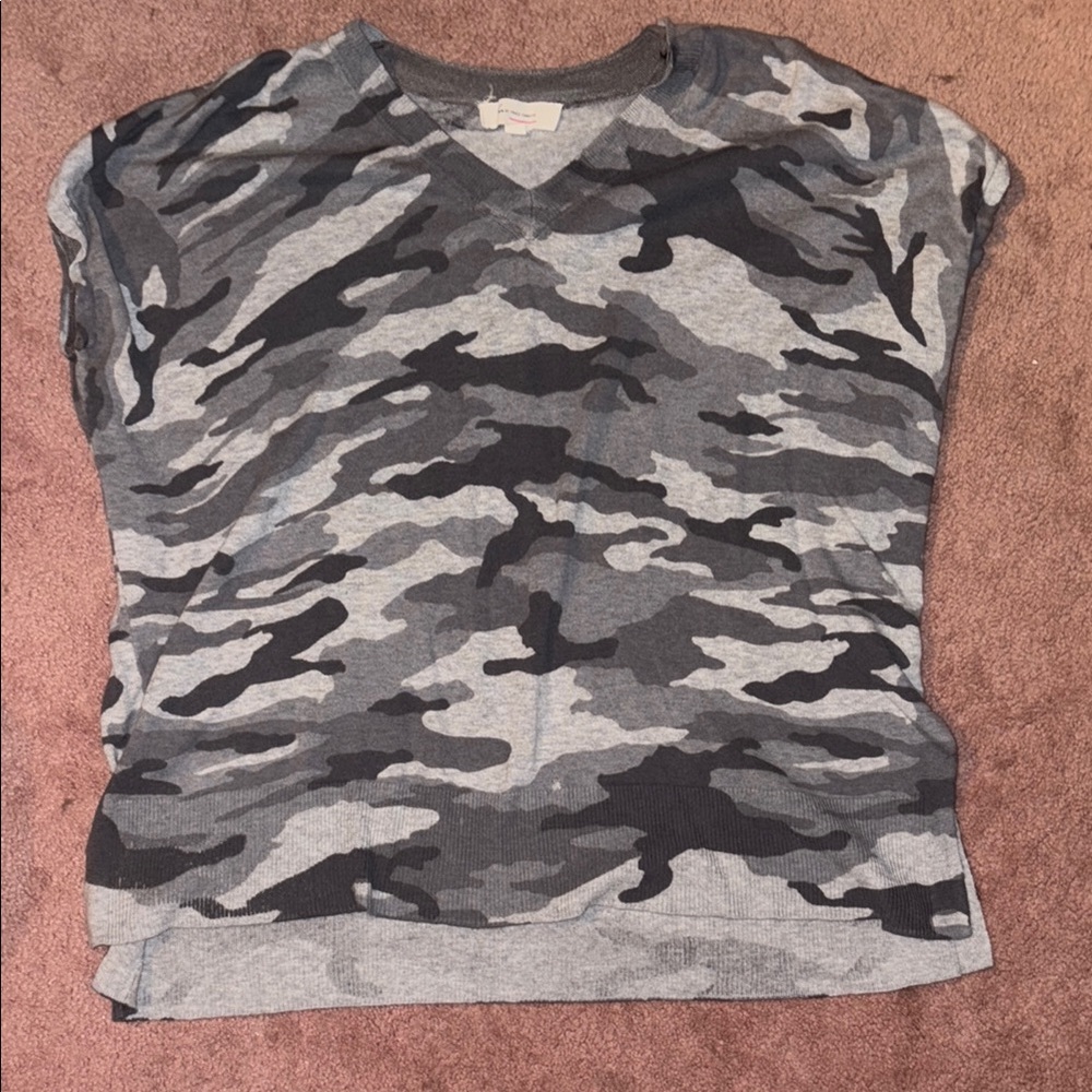 Vince Camuto Gray Camouflage V-Neck Top
